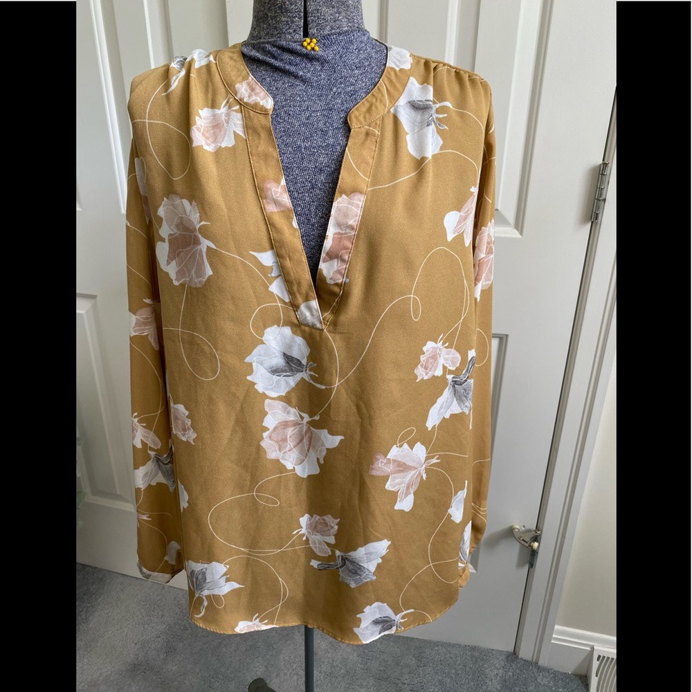 Womenswear tunic/blouse with flowers